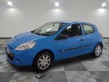 la photo d'une voiture bleue garée dans un garage
