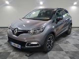 la voiture grise est garée sur un sol en damier dans le garage