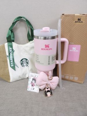un gobelet Starbucks, un sac et un porte-clés posés sur une table