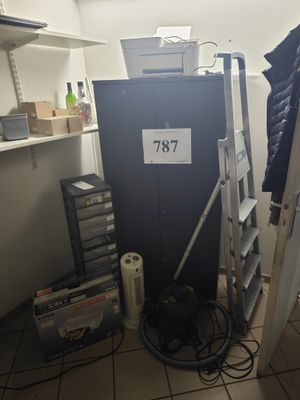 une photo d'une pièce avec une échelle et un réfrigérateur