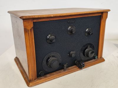 une vieille radio posée sur une table blanche