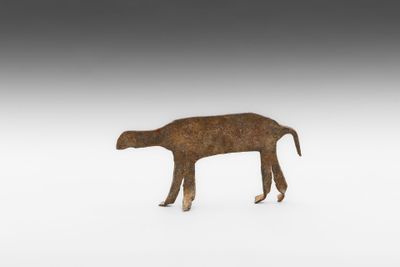 une figurine d'animal en forme de chien sur fond blanc