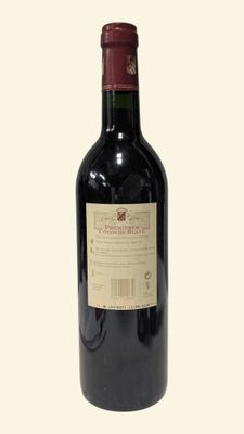une bouteille de vin posée sur une table