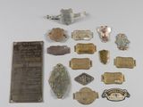tout un tas d'objets métalliques divers posés sur une table