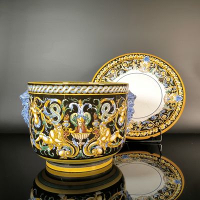 une tasse et une soucoupe posées sur une table noire