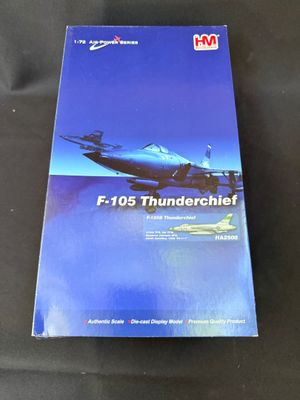un livre sur la couverture duquel figure l'image d'un avion de chasse