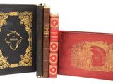 deux vieux livres posés l'un à côté de l'autre sur une surface blanche
