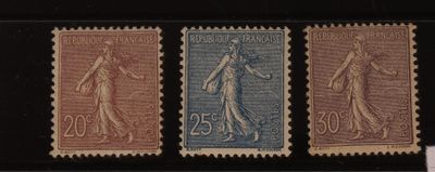 quatre timbres de couleurs différentes représentant une femme
