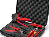 une mallette noire contenant des outils, sur fond blanc