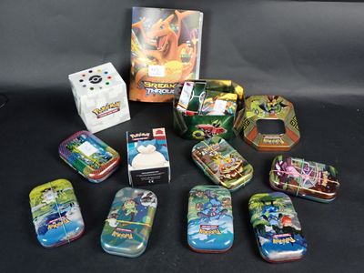 il y a plein de boîtes Pokémon sur la table