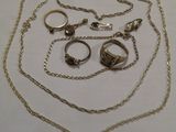 une photo montrant une collection de bagues et de colliers posés sur une table