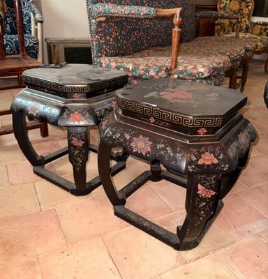 une paire de tabourets et de poufs de style oriental dans un salon