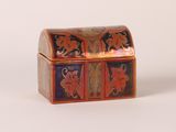 une petite boîte en bois ornée d'un motif floral