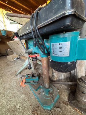 une machine qui se trouve dans un garage
