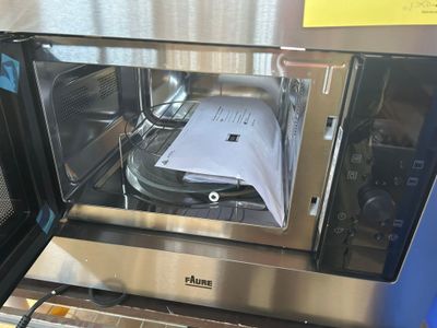 un micro-ondes dans lequel se trouve un morceau de papier