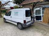 une camionnette blanche garée devant un bâtiment
