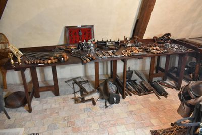 une pièce avec de nombreux outils sur une table