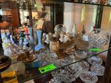 de nombreux vases en verre exposés dans une vitrine