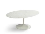 une table ovale en marbre avec un piètement blanc sur fond blanc