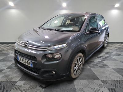 la citrole grise est garée dans le garage sur un sol en damier
