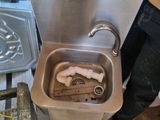 un homme debout à côté d'un lavabo