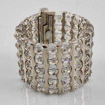 bracelet en argent orné de cristaux transparents sur un fond blanc