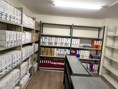 une pièce avec beaucoup de boîtes sur les étagères