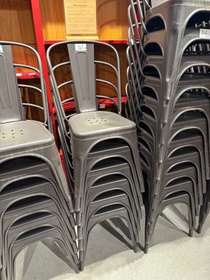 un grand nombre de chaises empilées les unes sur les autres