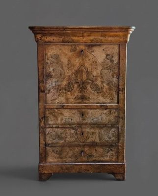 une photo d'une très vieille commode en bois à tiroirs