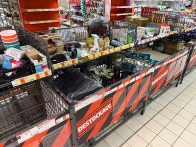 de nombreuses cages dans l'allée d'un supermarché