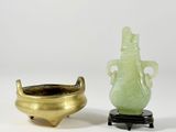 une paire de vases chinois en jade sculpté et un brûle-parfum en bronze