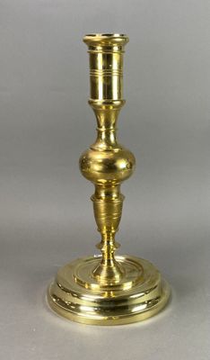 Important bougeoir en laiton à fût balustre et bagué XXème s…