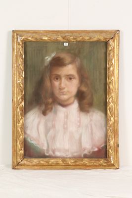 portrait d'une jeune fille en robe blanche, dans un cadre doré