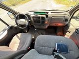 une petite voiture équipée d'une tablette sur le tableau de bord