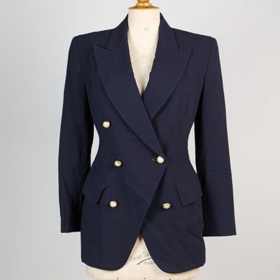 un blazer bleu marine à boutons dorés sur un mannequin