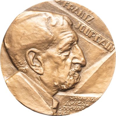 une image représentant une médaille d'or sur laquelle figure le visage d'un homme