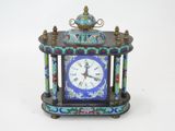 une horloge posée sur une table