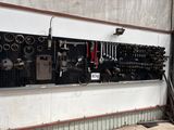 un garage avec tout un tas d'outils accrochés au mur