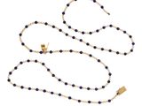 un gros plan d'un chapelet orné d'une croix en or