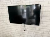 une télévision à écran plat fixée au mur dans le salon