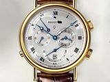 gros plan d'une montre-bracelet avec des chiffres romains