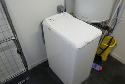 une photo d'un lave-linge et d'un sèche-linge dans une petite pièce