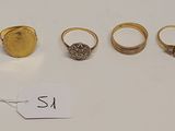 trois bagues en or et une bague en or sertie d'un diamant