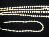gros plan d'un collier de perles sur une surface noire