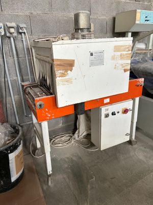 une machine qui se trouve dans une pièce, à côté d'une poubelle