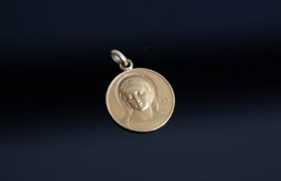 gros plan d'une pièce d'or portant un visage de femme