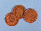 Trois pièces de monnaie britanniques sont représentées sur un fond bleu