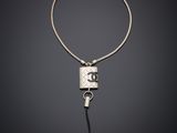 un collier en argent avec un cordon noir et un fermoir en argent