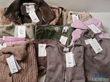 beaucoup de pulls et de pantalons exposés dans un magasin
