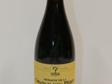 une bouteille de vin posée sur une table
